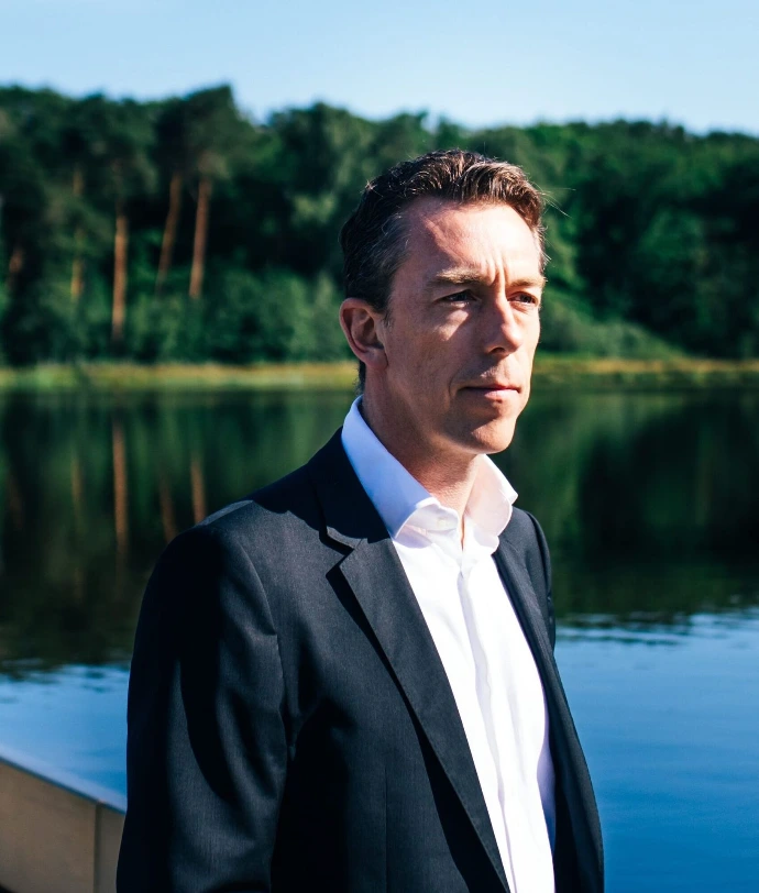 Dominique Kelder is a Senior Executive with more than 20 years of international procurement leadership across financial services, technology and professional services.